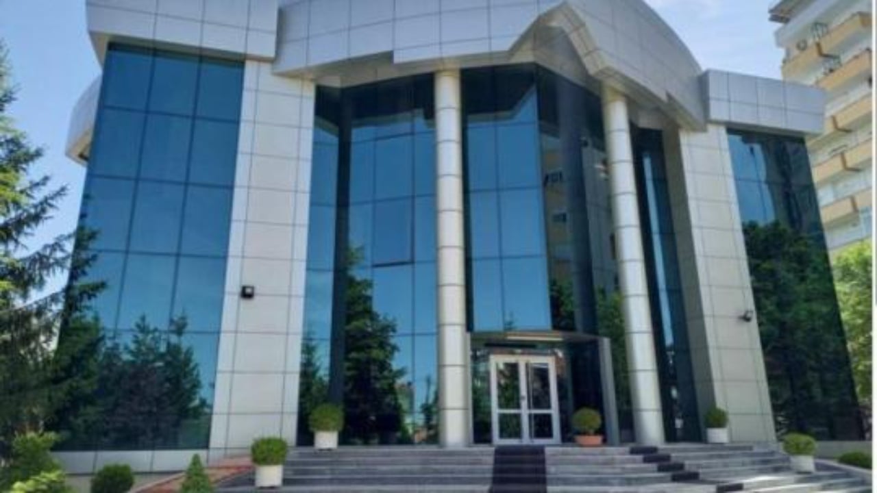 ngacmonte-nxeneset-e-mitura-prokuroria-e-korces-dergon-ne-gjyq-mesuesin-e-artit