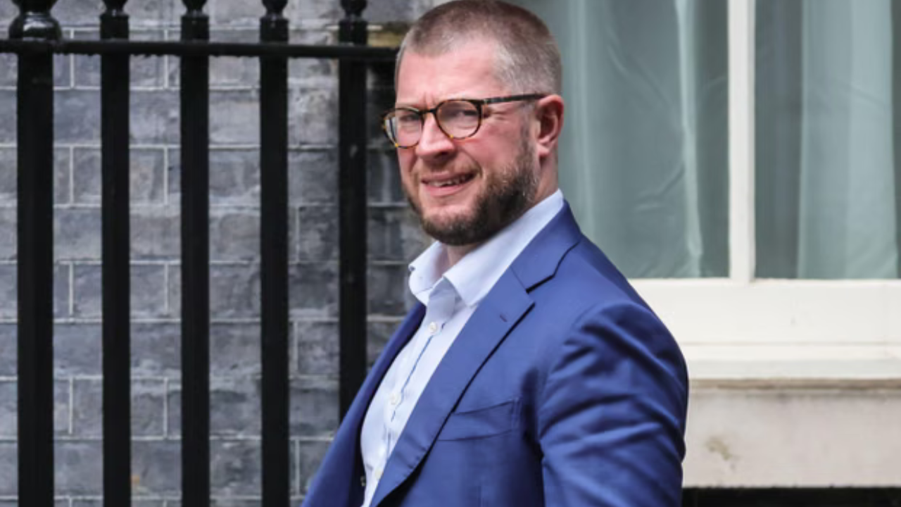 tjeter-goditje-politike-per-starmer-drejtori-i-strategjise-se-kryeministrit-jep-doreheqjen-pasi-iu-kapen-mesazhe-seksuale-per-deputeten-britanike