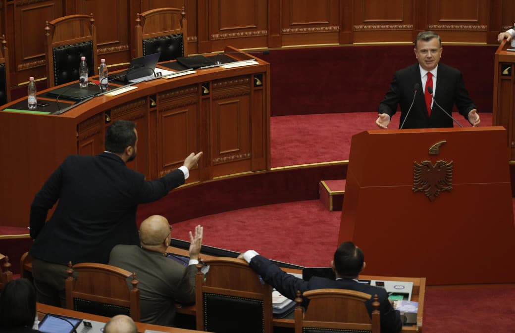 debate-ne-kuvend-noka-i-nderpret-fjalen-nga-vendi-balla-o-sali-po-pse-e-shpon-flamurin-sa-here-flas-per-hashimin