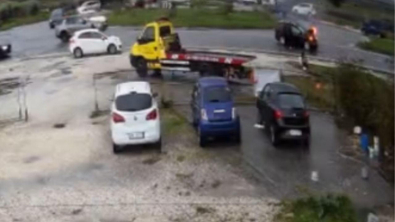 Video  Momenti kur shpërthen në flakë makina pas aksidentit në aksin Lushnjë Rrogozhinë  pasagjerët dalin 