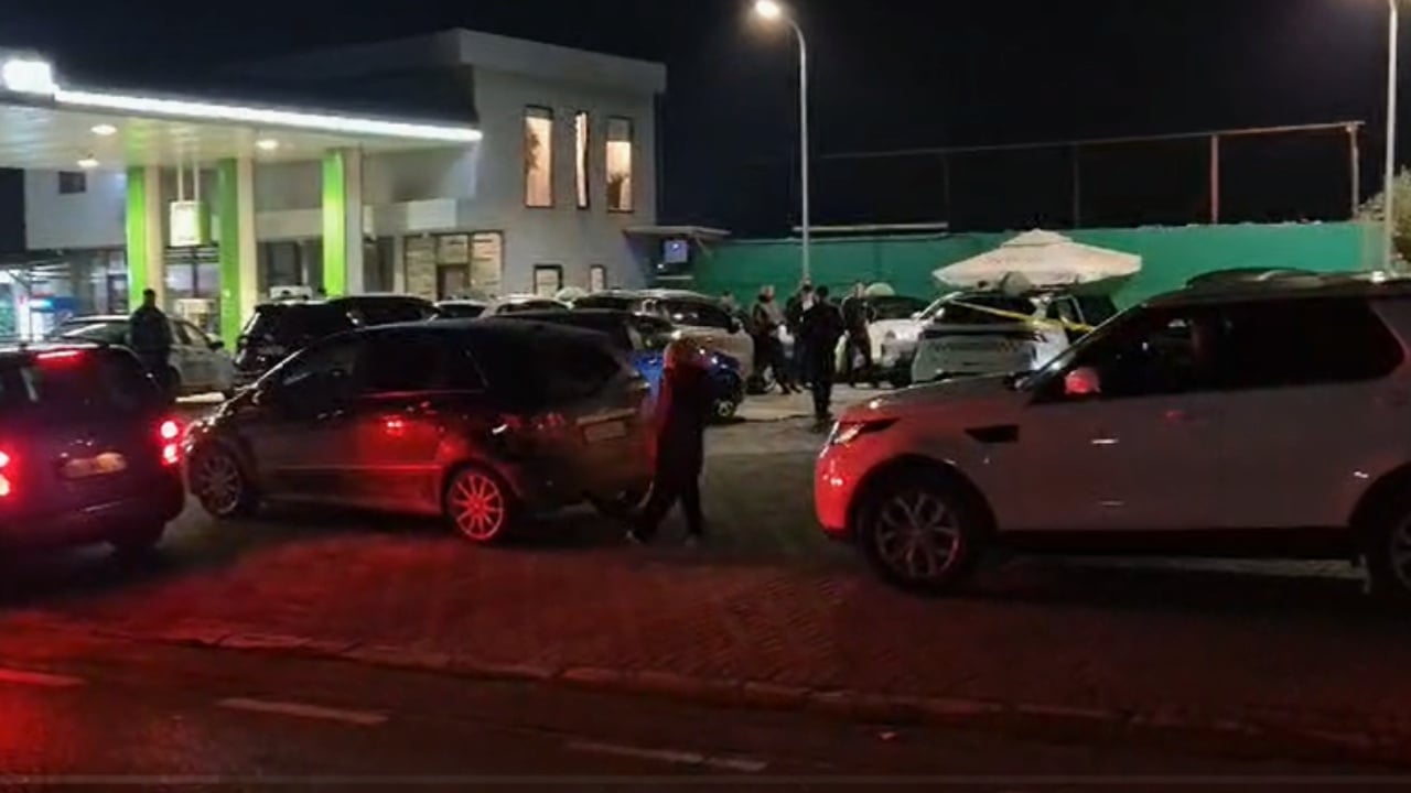 Pamje të rënda  Vrasja e biznesmenit në Elbasan  momenti kur familjarët e viktimës mbërrijnë në vendngjarje