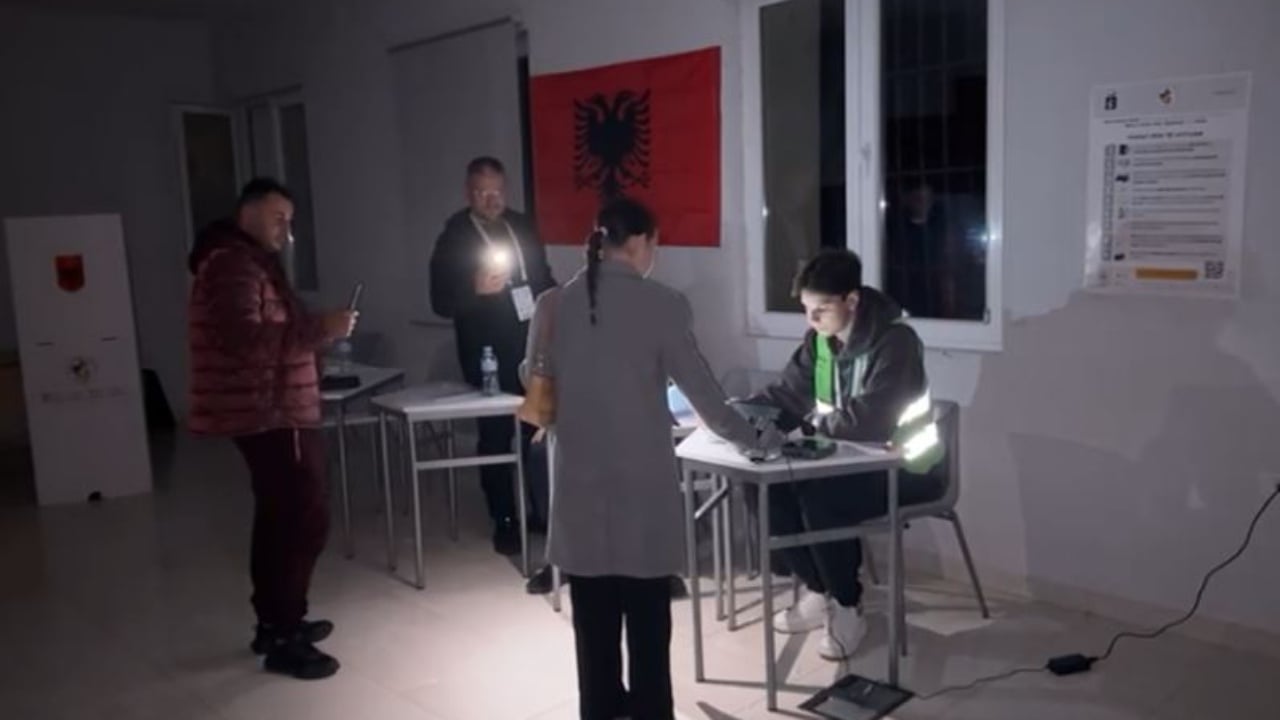 Pak minuta para mbylljes së votimit  në Vlorë ikin dritat