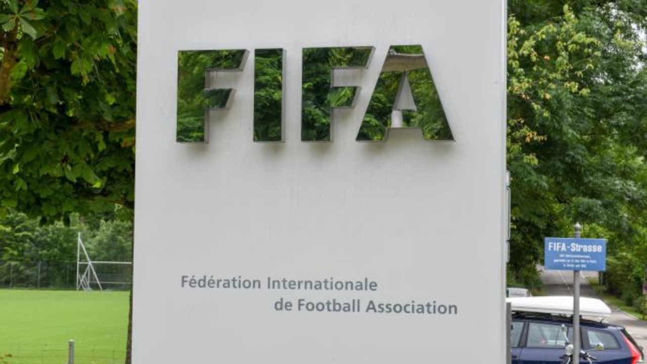 FIFA pezullon për 6 muaj presidentin e Federatës së një prej vendeve të kualifikuara në Botëror  dënimi mbaron katër javë përpara eventit