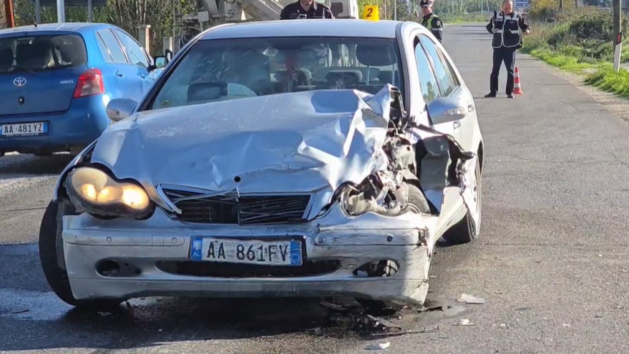 Aksident i rëndë në Fier  Dy makina përplasen me njëra tjetrën  gjashtë të plagosur transportohen në spital