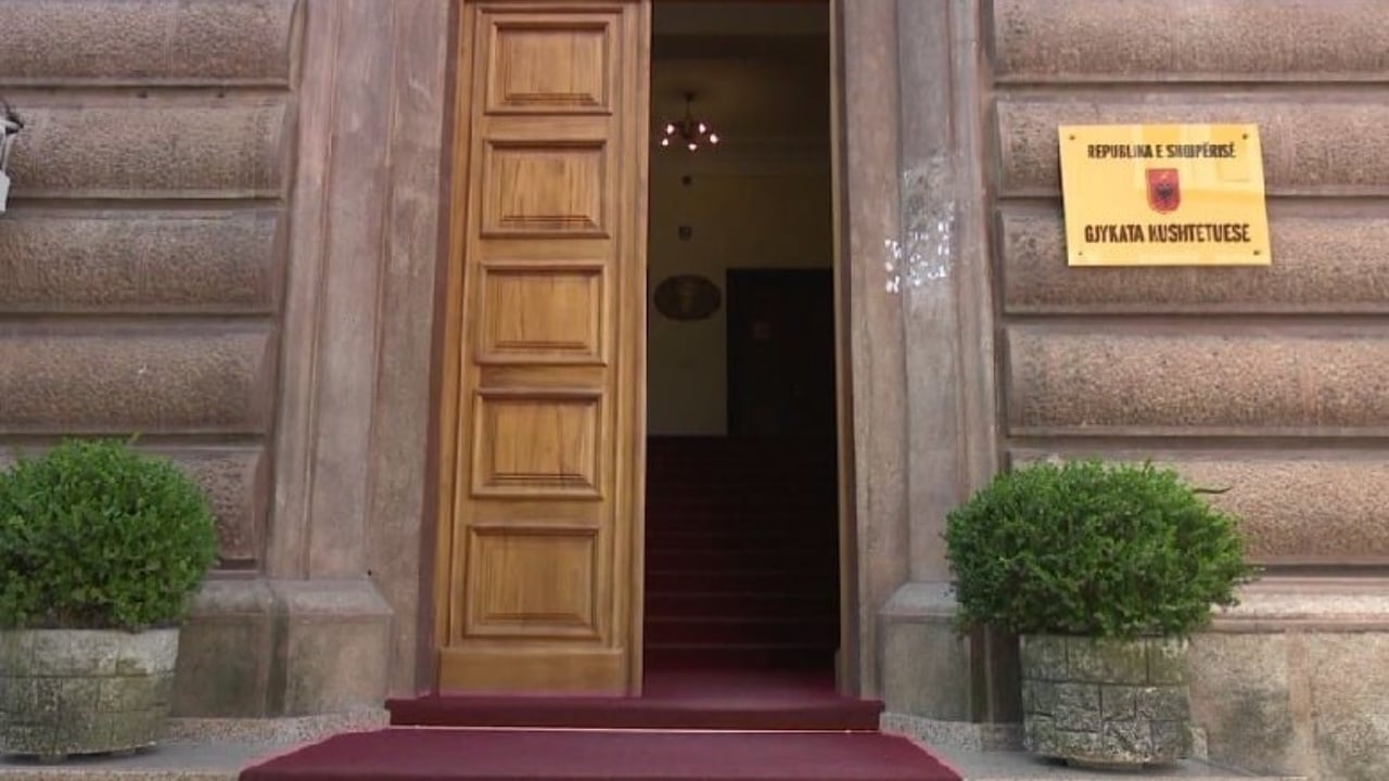 gare-fiktive-per-kushtetuesen-zbardhen-shkeljet-gjate-procesit-sokol-sadushi-mbylli-syte-dhe-pilotoi-asim-vokshin-si-fitues