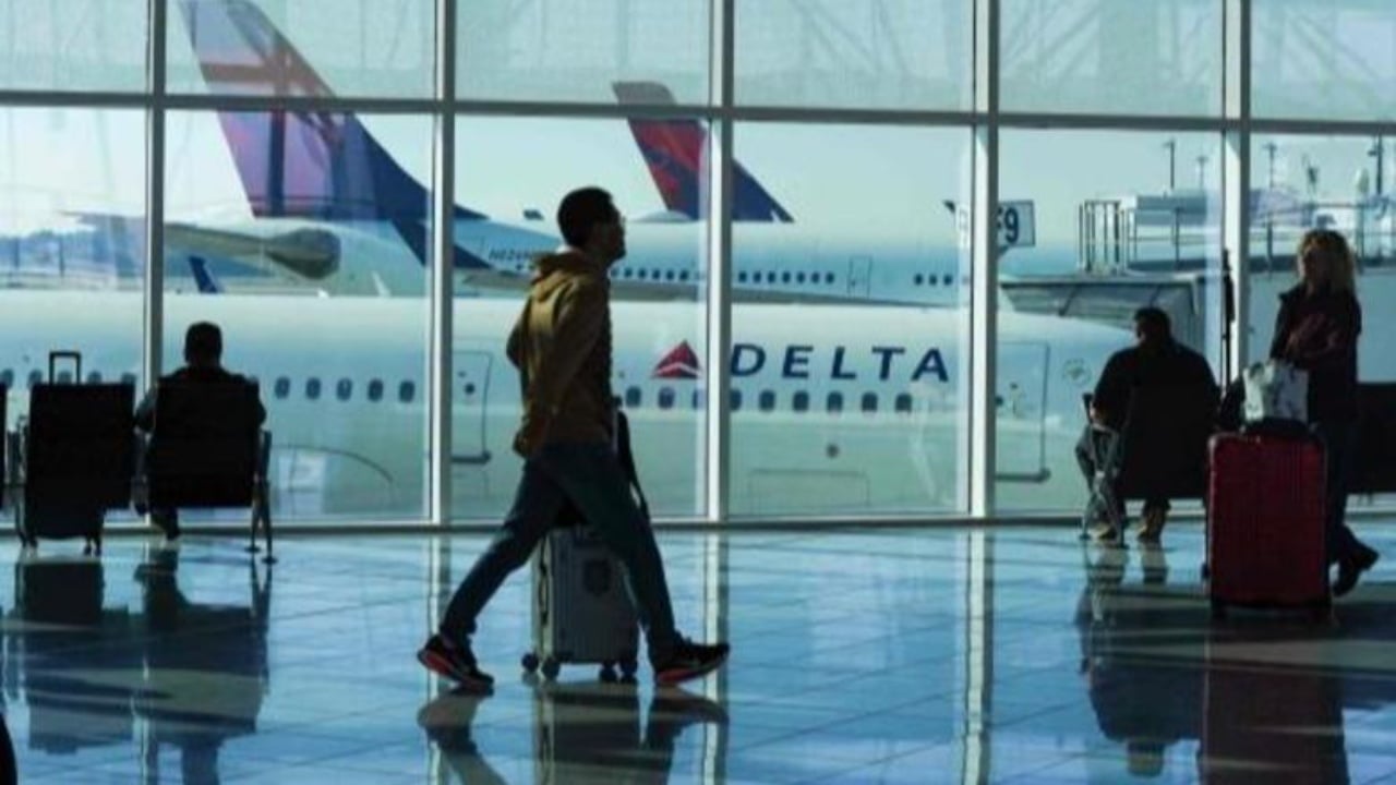 Mbyllja e qeverisë  Vijon kaosi  mbi 1 000 fluturime të anuluara dhe rreth 4 000 të vonuara