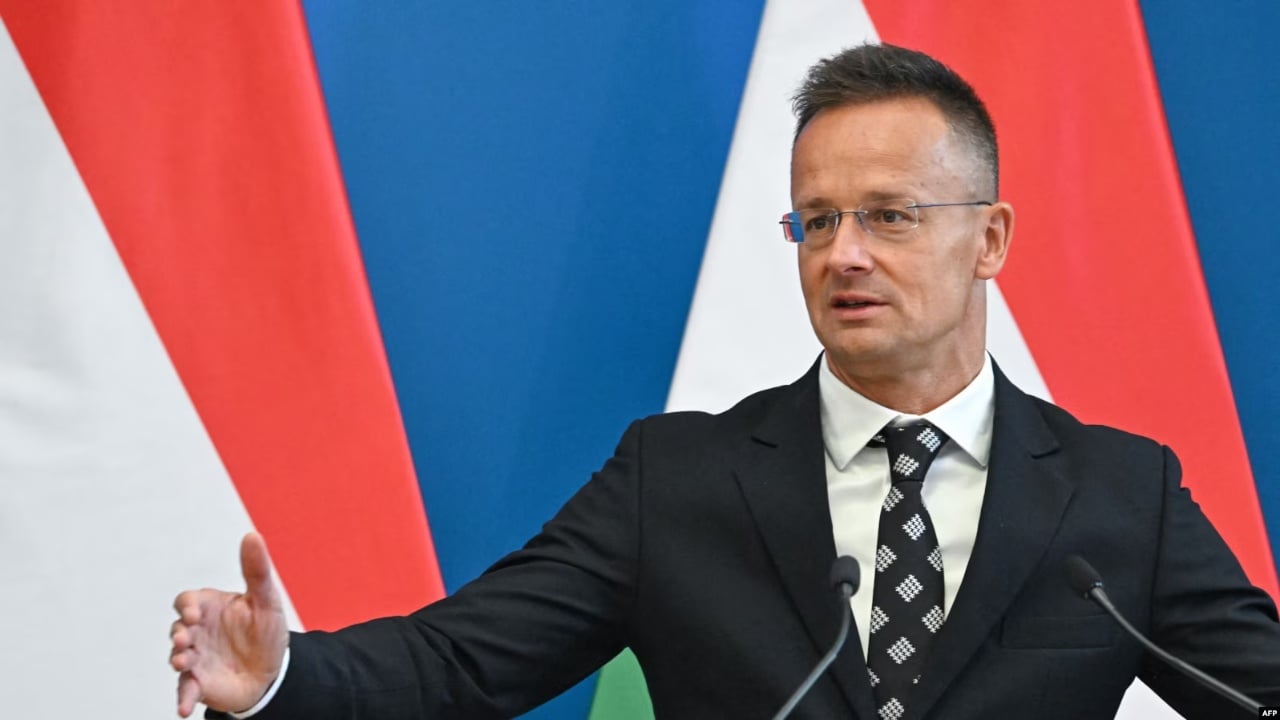 Ministri i jashtëm hungarez  Do ta ndihmojmë popullin serb me furnizime me naftë