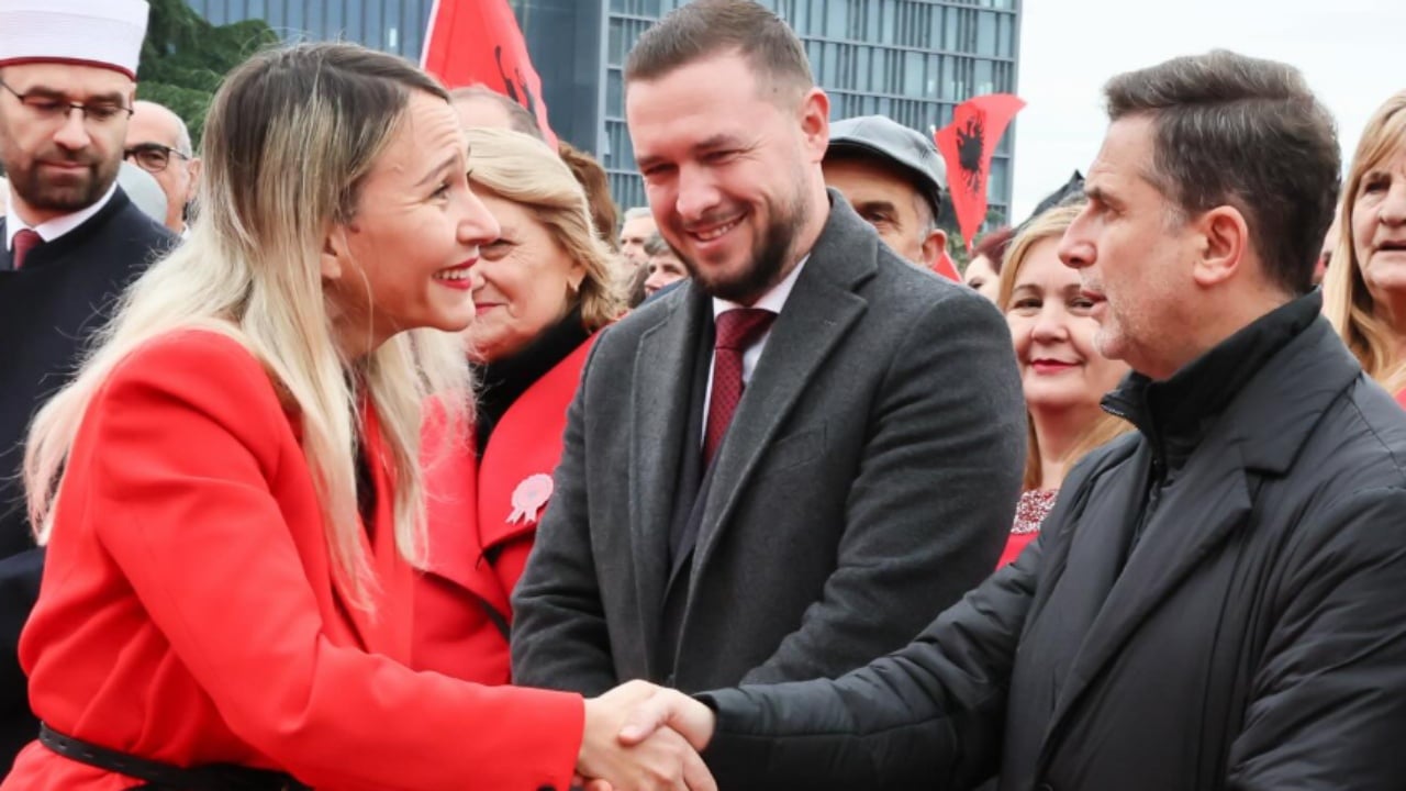 E kritikoi nënkryetaren e Bashkisë për koshat e plehrave  Braçe nxjerr foton me Anuela Ristanin  Ishte gëzim i madh 