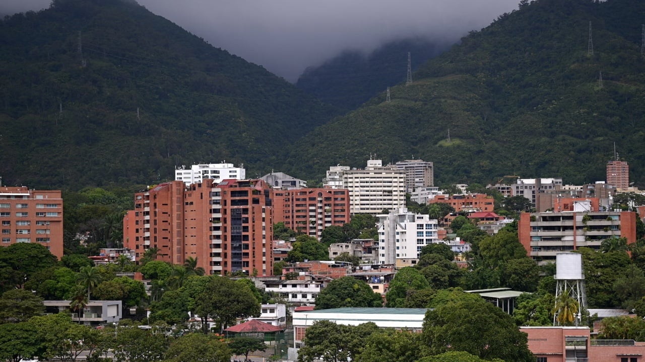 Trump shpall mbylljen totale të hapësirës ajrore të Venezuelës  Karakas reagon ashpër  Kërcënim kolonialist  shkelje flagrante e sovranitetit