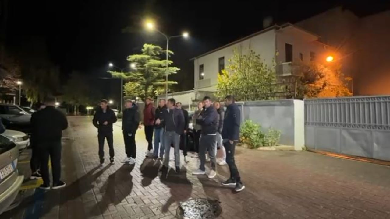 arrestimi-i-27-vjecarit-pas-sherrit-ne-bashki-banoret-mblidhen-jashte-komisariatit-te-pogradecit-ne-shenje-proteste-mbrojti-interesin-publik