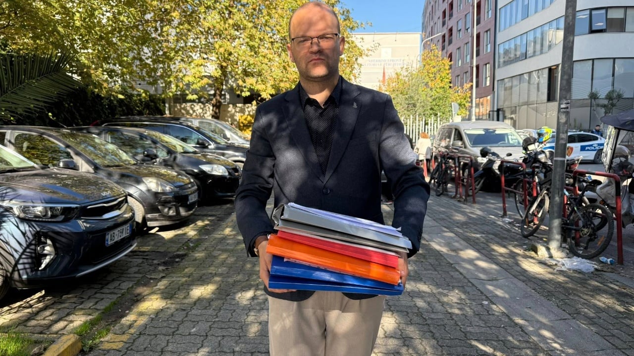 e-prita-veliajn-por-nuk-erdhi-aulon-kalaja-seanca-u-shty-me-12-nentor-kryebashkiaku-duhet-te-vije-nga-burgu-ne-gjykate