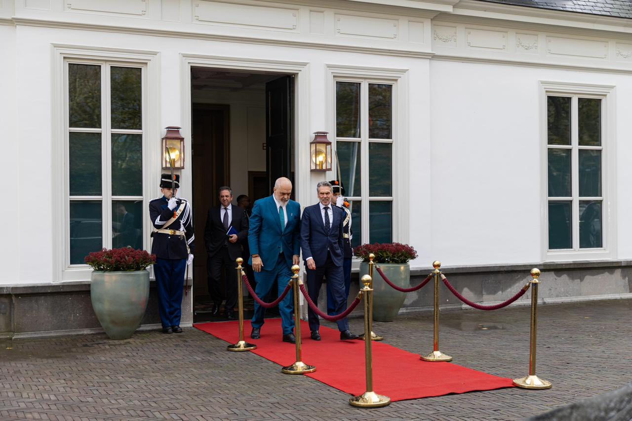 takimi-me-homologun-holandez-rama-publikon-fotot-nga-rezidenca-kryeministrore-ne-hage-folem-per-marreveshjen-e-partneritetit-strategjik
