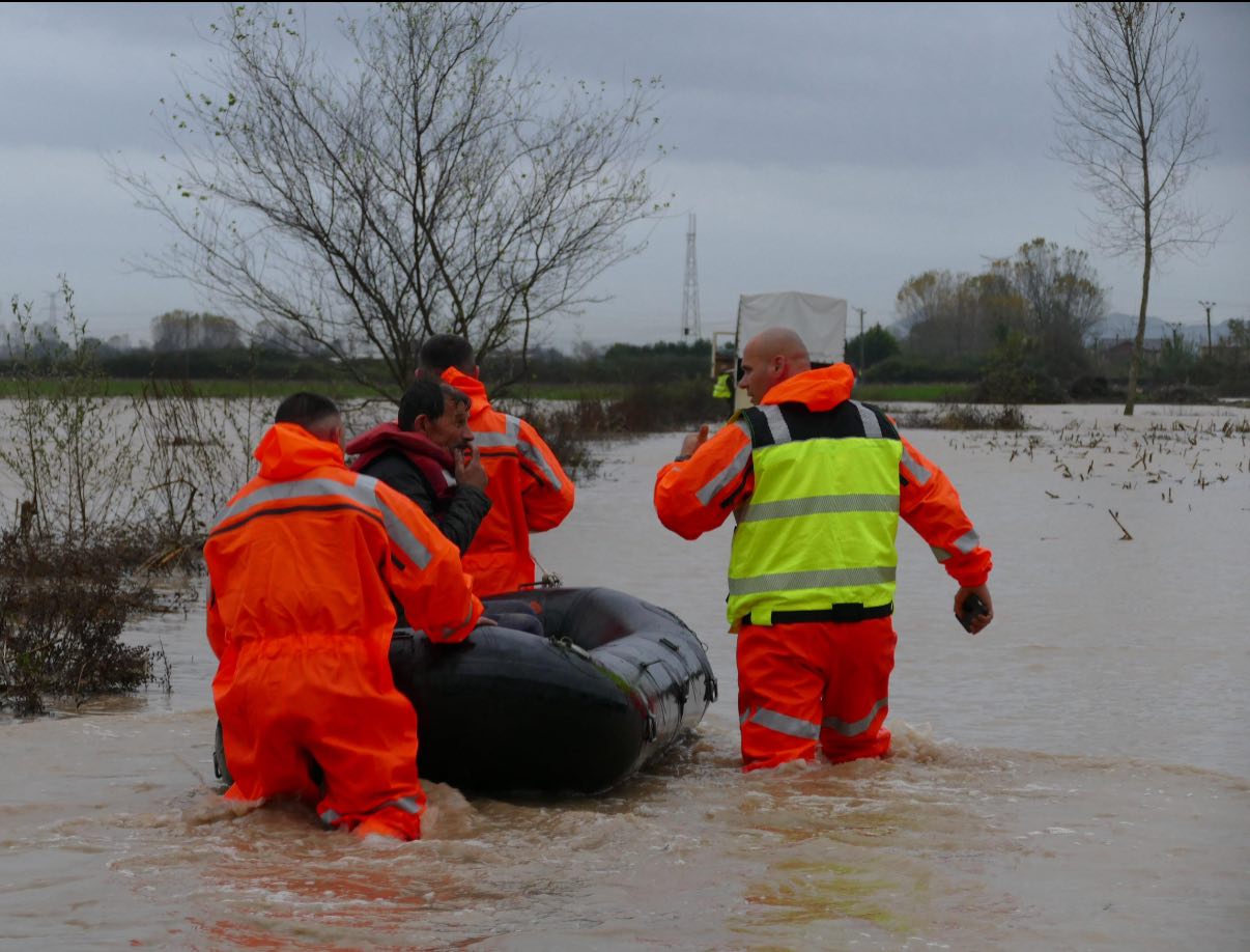 moti-i-keq-ne-vend-si-paraqitet-situata-ne-qarqet-me-problematike-disa-familje-te-evakuuara-ne-thumane-e-zejmen