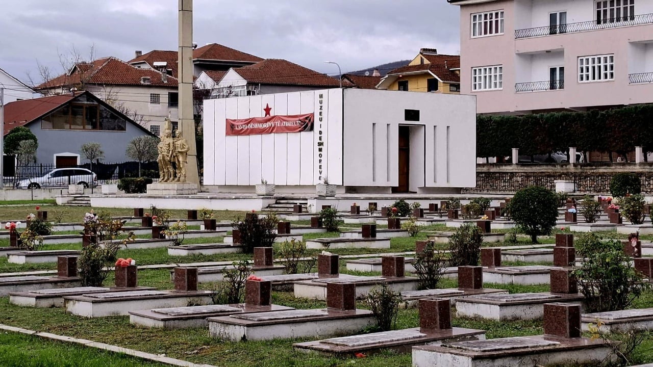 Studiuesi Auron Tare publikon foto nga Varrezat e Dëshmorëve  Nderohesh më mirë nëse je pushtues i vrarë në Shqipëri  sesa shqiptar i vrarë për Shqipërinë