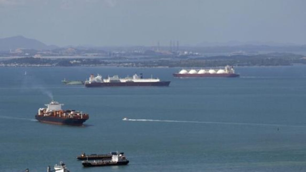 ANALIZA  Anijet ruse me naftë që i sigurojnë miliardat Putinit dhe kërcënojnë bregdetin e Adriatikut  Pse BE frikësohet që t i ndalojë