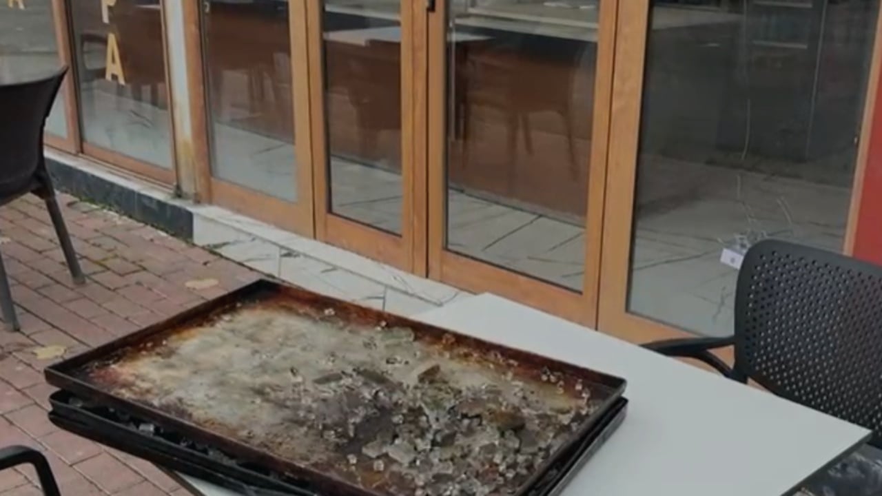 Xhama të thyer dhe shenja plumbash në mure  dalin pamjet nga biznesi në Kukës që u qëllua me breshëri