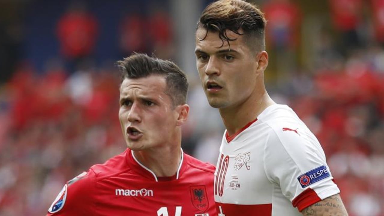 Xhaka vjen në Shqipëri  por si nxënës merr dëftesën e parë për skuadra  të vogla   Shqipëria fiton në Andorra dhe barazon me Anglinë