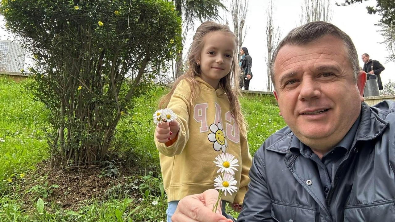 Zgjedhjet e pjesshme  Balla ndan foton e veçantë me vajzën e tij dhe u bën thirrje qytetarëve  Dilni votoni kandidatët tanë