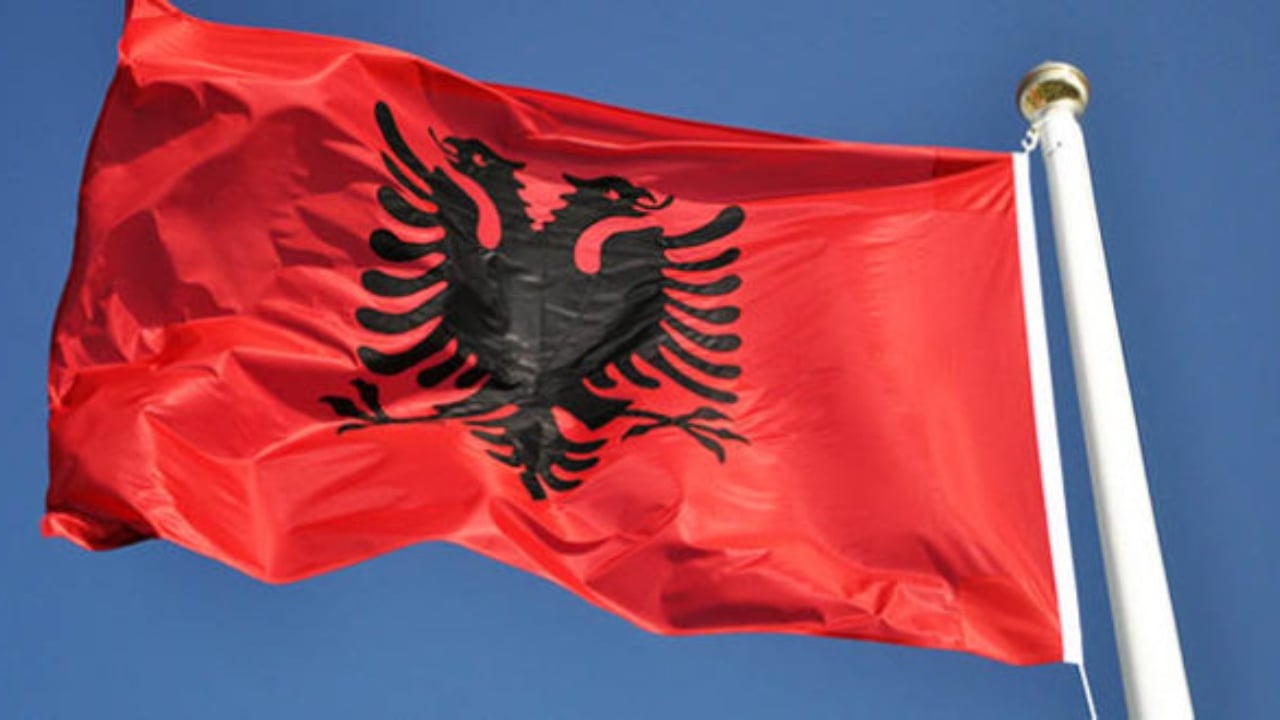 113 vjetori i Pavarësisë festohet edhe në Fier  ngrihet flamuri nën tingujt e muzikës