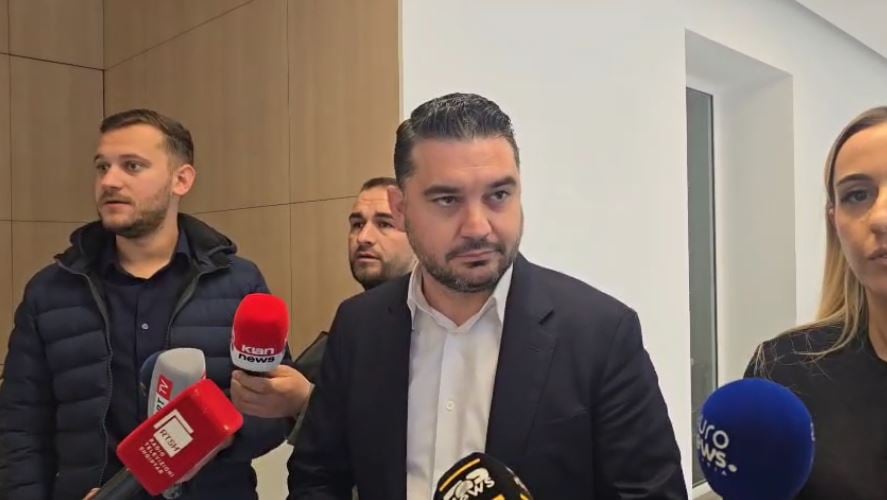  Jam pro protestave   Kryebashkiaku Qosja para mbledhjes së PD së  Është momenti që 