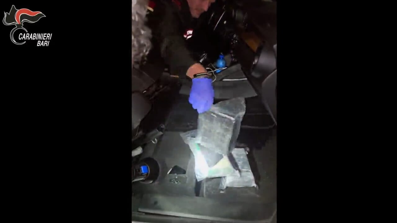 gjashte-kilograme-kokaine-dhe-mbi-18-mije-euro-te-fshehura-nen-sedilje-si-tentoi-t-i-shpetonte-karabiniereve-21-vjecari-shqiptar