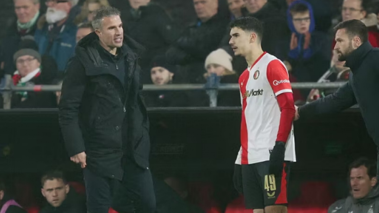 I jati trajner  aktivizon të birin  historia e veçantë e Robin van Persie në ndeshjen Feynoord Celtic 