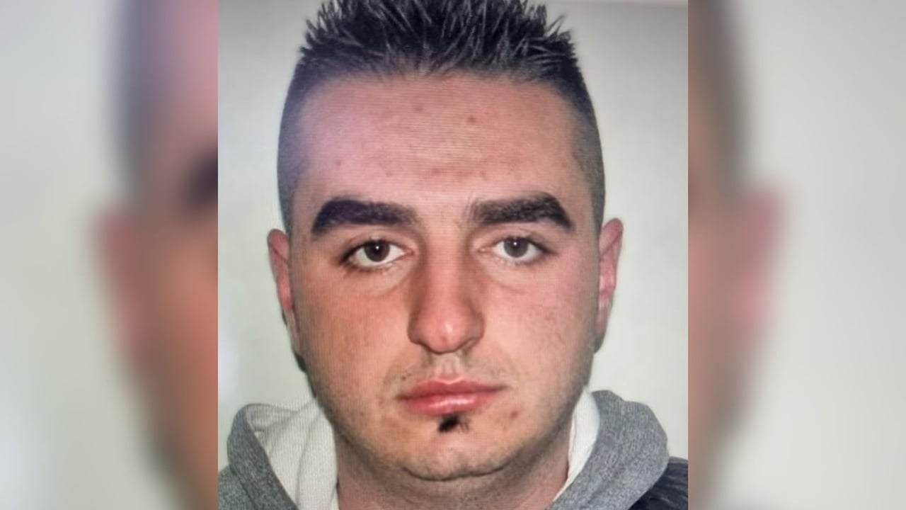 i-denuar-me-5-vite-burg-per-plagosje-ne-gramsh-ekstradohet-nga-britania-mikel-hoxha