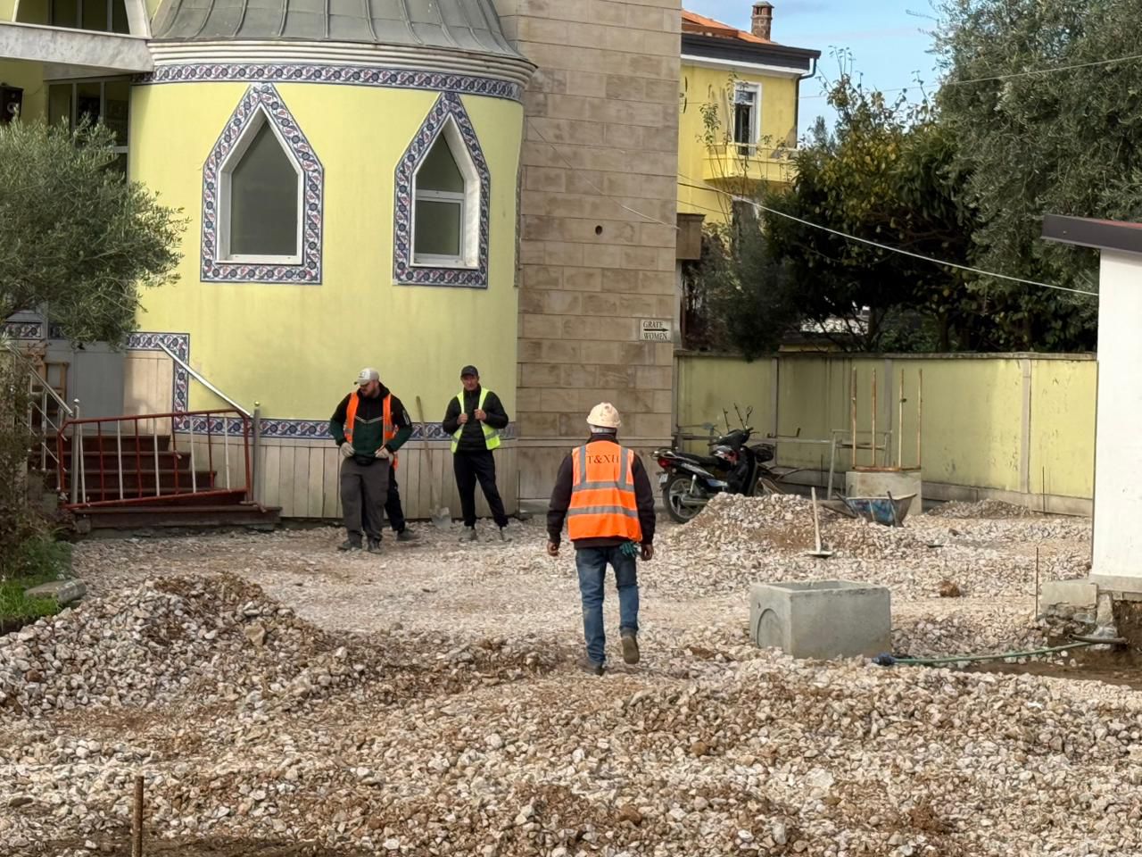 perplasja-mes-bashkise-dhe-myftinise-shkoder-per-punimet-perreth-xhamise-parruce-reagojne-keta-te-fundit