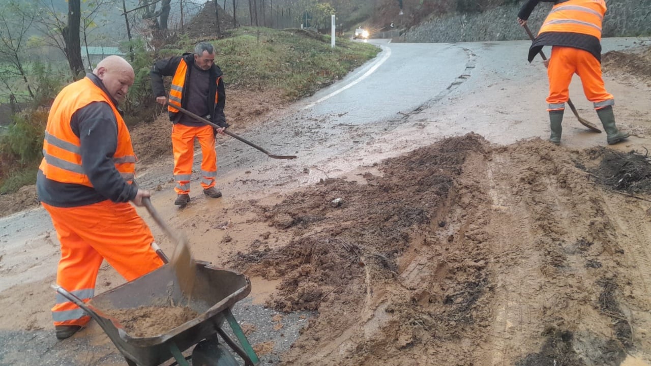 Probleme nga moti i keq në Kukës  Dëmtohet ura që lidh dy fshatra  probleme me energjinë elektrike