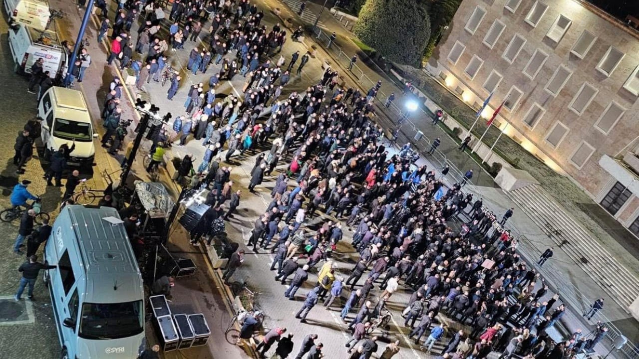 FOTOT  Protesta e PD para Kryeministrisë nuk  ndez   pak mbështetës dhe disa deputetë demokratë e mbyllin tubimin më herët se ç kërkuan leje