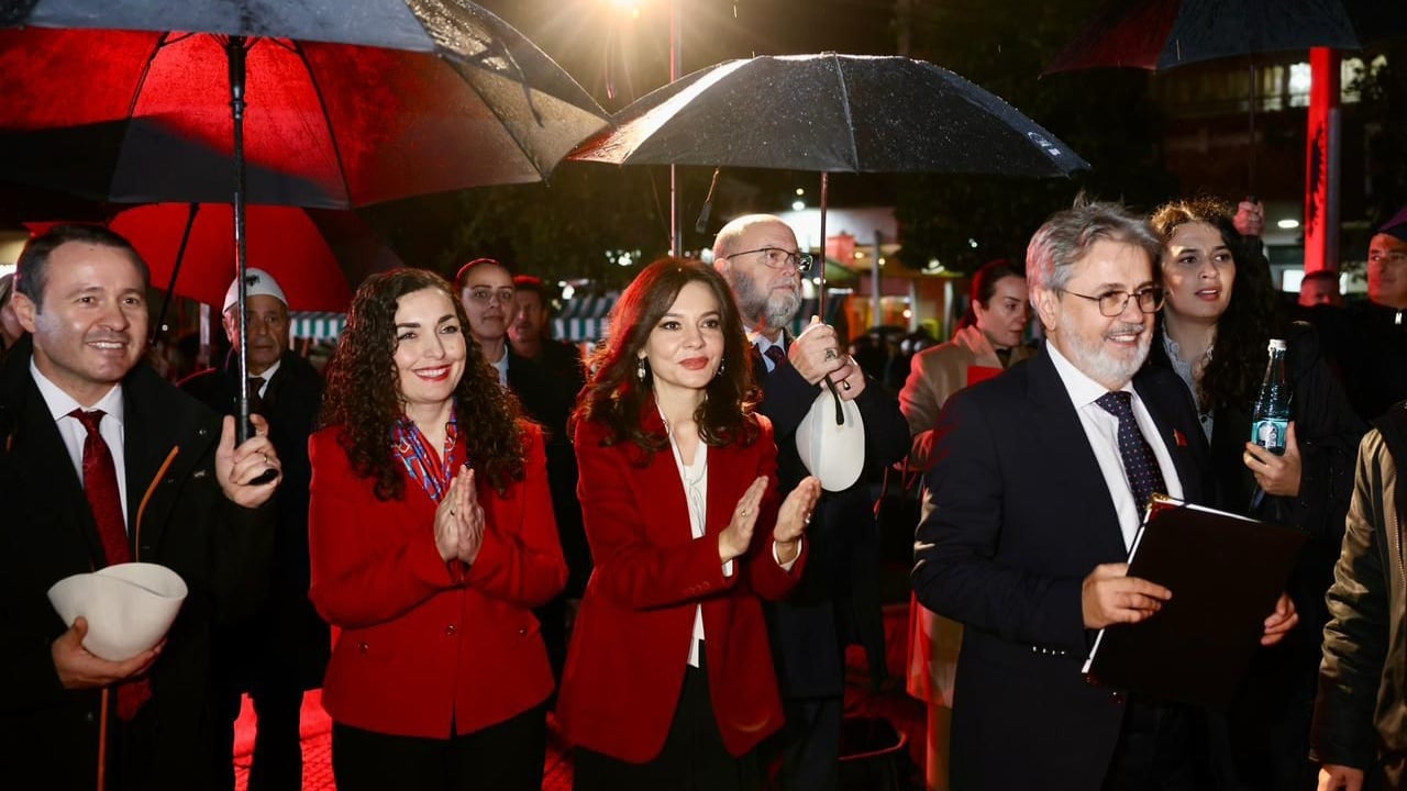 sofra-e-pavaresise-presidentja-osmani-takon-spiropalin-ministrja-shkodra-eshte-shtepia-juaj-simbol-i-pathyeshem-i-unitetit-kombetar