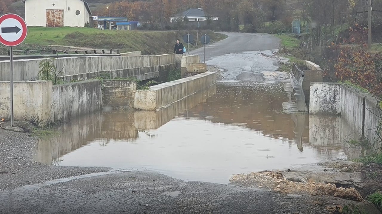 Moti i keq shkakton probleme me rrugët nacionale  aksi Burrel   Rrëshen gati i pakalueshëm