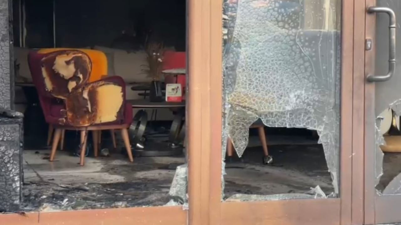 Zjarr në një mobilieri në Vlorë  digjet kati i parë i objektit