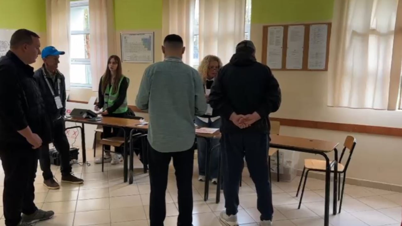 kater-qendra-votimi-ne-vlore-s-kane-nisur-procesin-qytetaret-nuk-arrijne-te-votojne