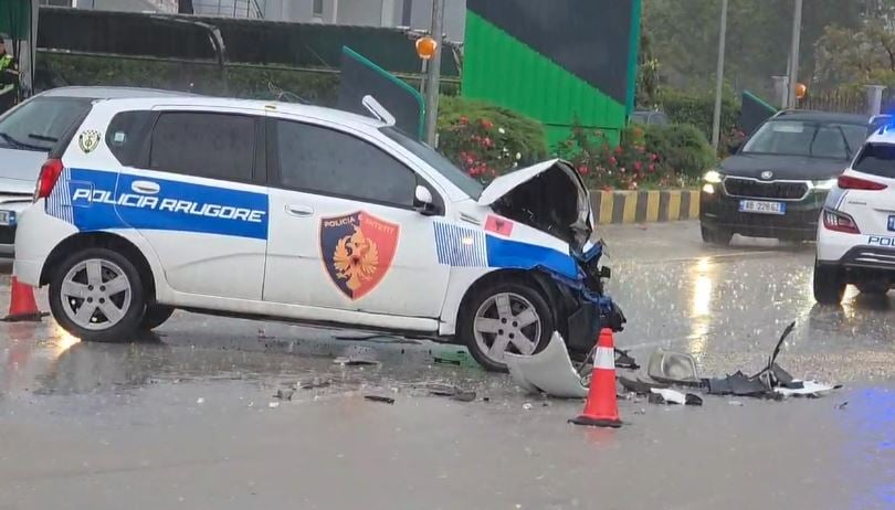 makina-e-policise-perplaset-me-benz-in-ne-fier-patos-tre-te-plagosur-mes-tyre-dy-efektive