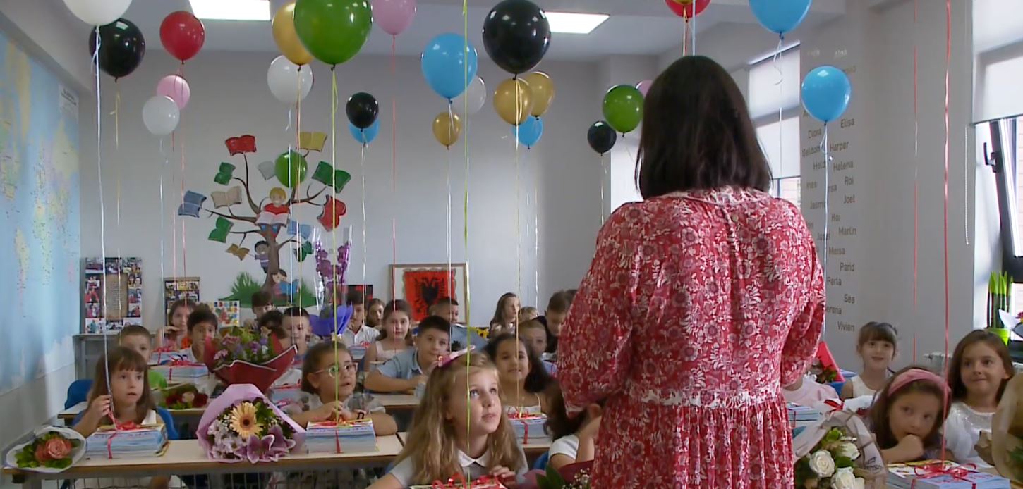 Sot Dita e Alfabetit  117 vite më parë  në Kongresin e Manastirit u vendos unifikimi i gjuhës shqipe me atë latin