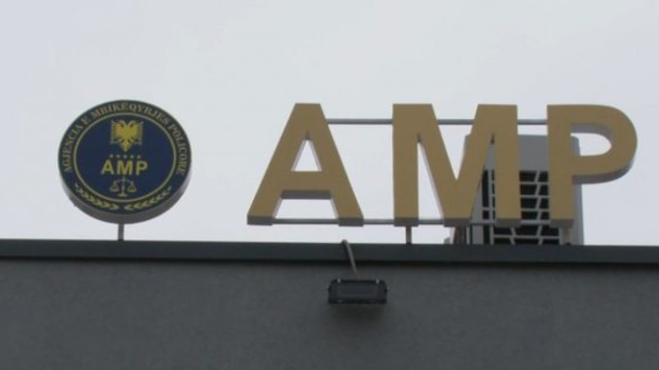 me-jep-60-mije-leke-dhe-do-te-nxjerr-makinen-nga-pika-e-bllokimit-amp-ne-bashkepunim-me-spak-arrestojne-punonjesin-e-policise