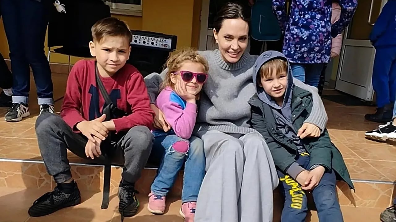 angelina-jolie-viziton-qytetet-e-shkaterruara-ne-ukraine-publikon-fotot-kur-nje-dron-kalon-siper-saj