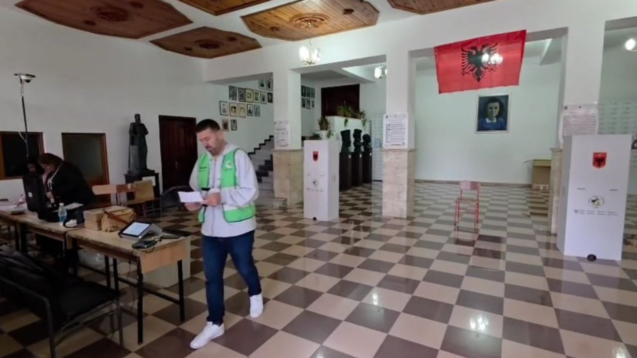 nisin-problemet-e-para-te-zgjedhjeve-ne-berat-probleme-me-kamerat-ne-nje-qender-votimi
