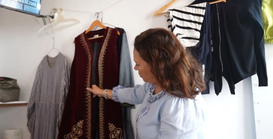 Stilistja Bona Karamano rikthen traditën shqiptare në modë moderne dhe unike  Veshjet e mia pëlqehen nga të huajt  sidomos nga francezët