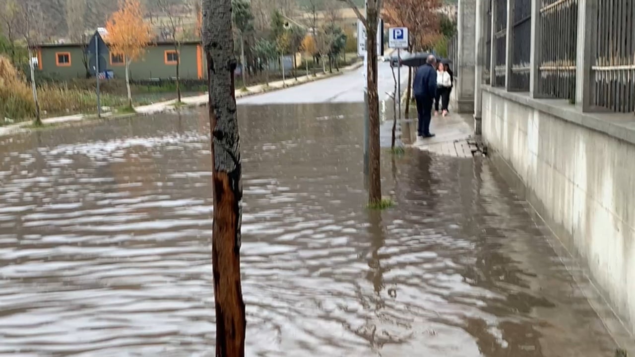 reshjet-e-dendura-te-shiut-ne-bulqize-permbyten-disa-akse-veshtiresi-ne-qarkullimin-e-mjeteve-dhe-kalimtareve