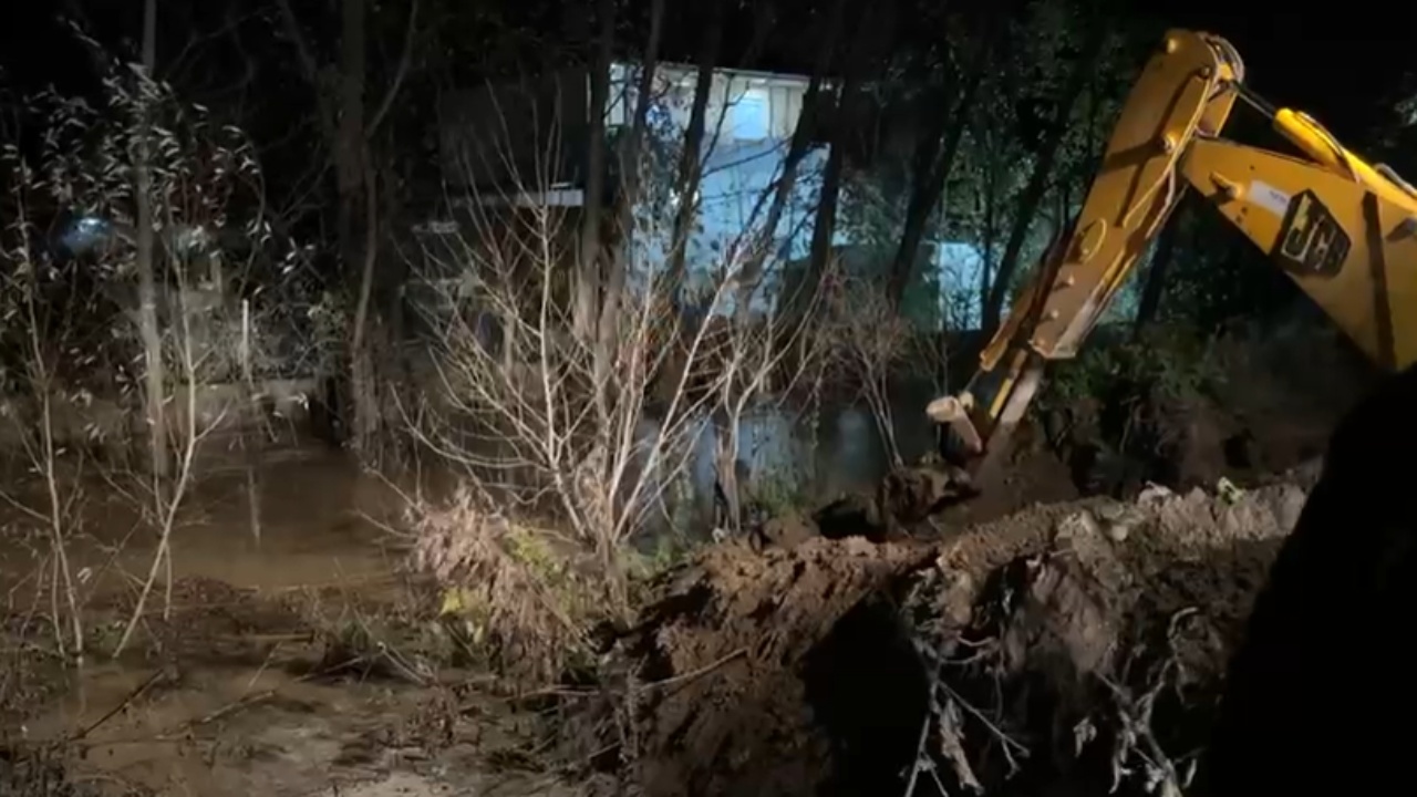 Reshjet e shiut rëndojnë situatën në Maliq  lumi rrezikon të përmbysë fshatin dhe tokat