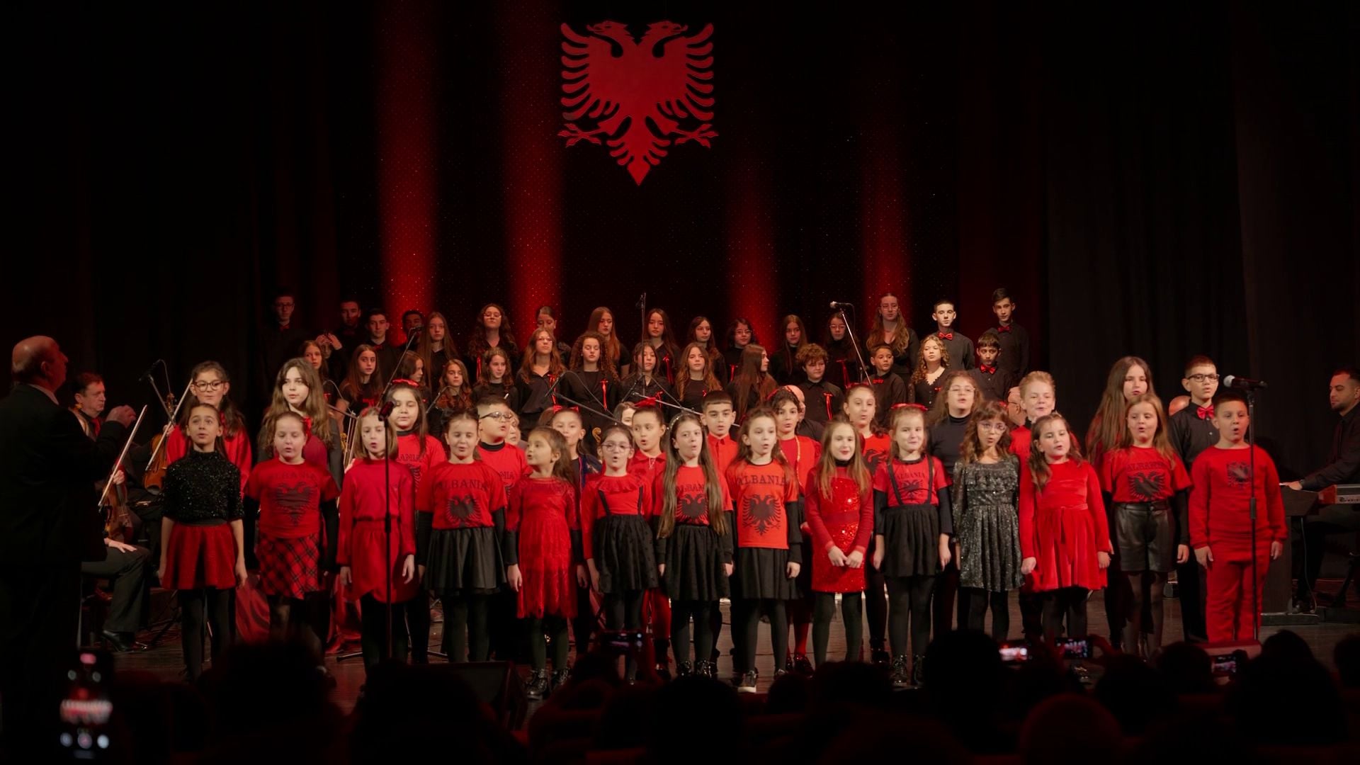 dua-me-shume-shqiperine-ne-elbasan-pavaresia-festohet-me-koncerte-dhe-kenge-patriotike