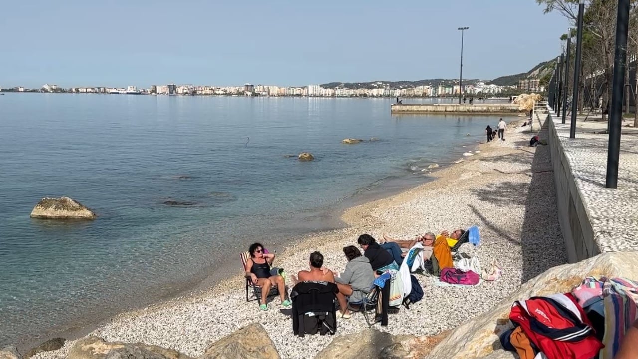 plazh-ne-mes-te-nentorit-ne-vlore-qytetaret-shijojne-detin-dhe-diellin