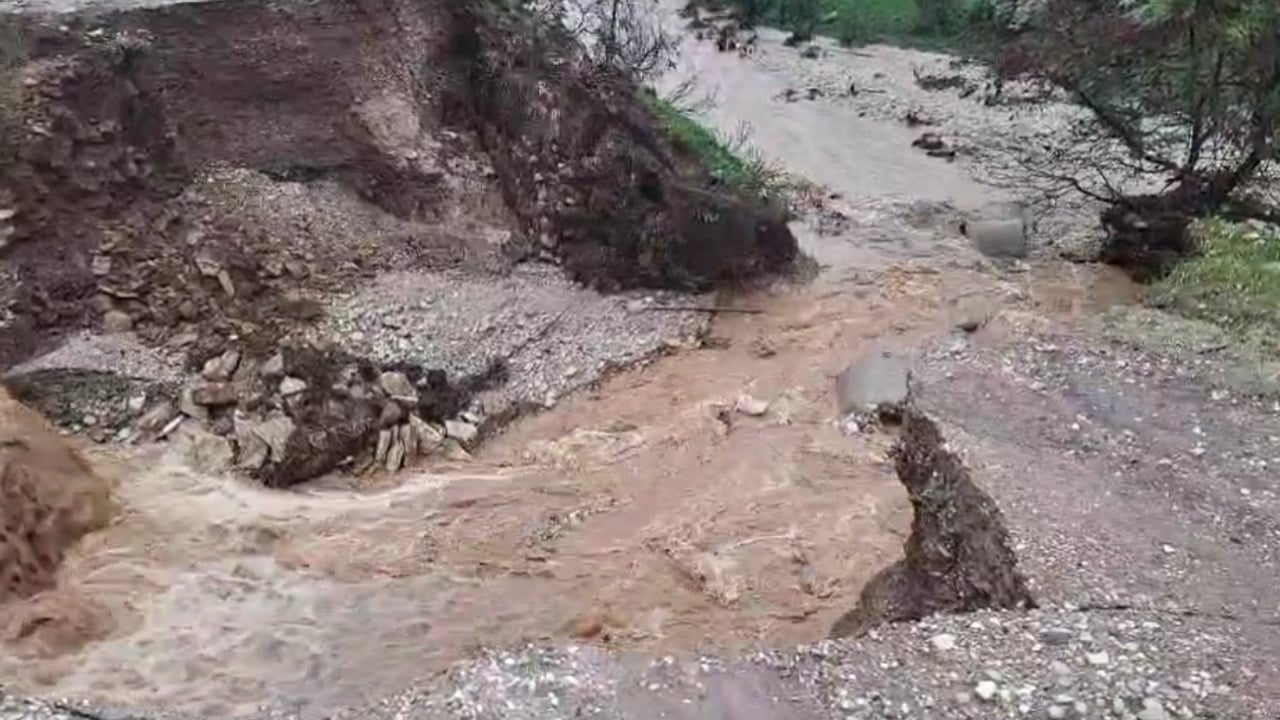 reshje-te-dendura-ne-qarkun-e-gjirokastres-bllokohet-aksi-rrugor-kolonje-golem-izolohen-dhjetera-banore