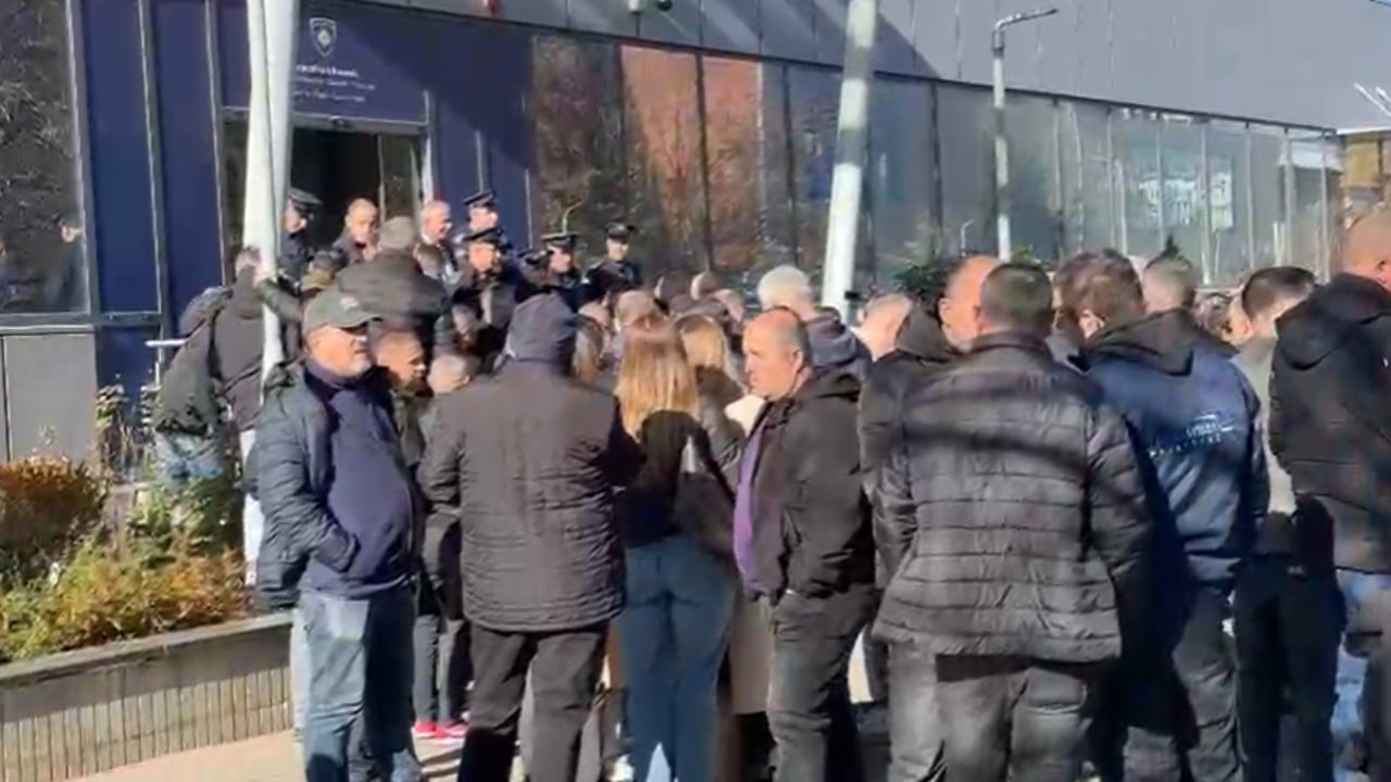 nuk-jane-paguar-prej-disa-muajsh-punetoret-transportit-publik-protestojne-ne-prishtine-u-bashkohet-dhe-kryebashkiaku-perparim-rama