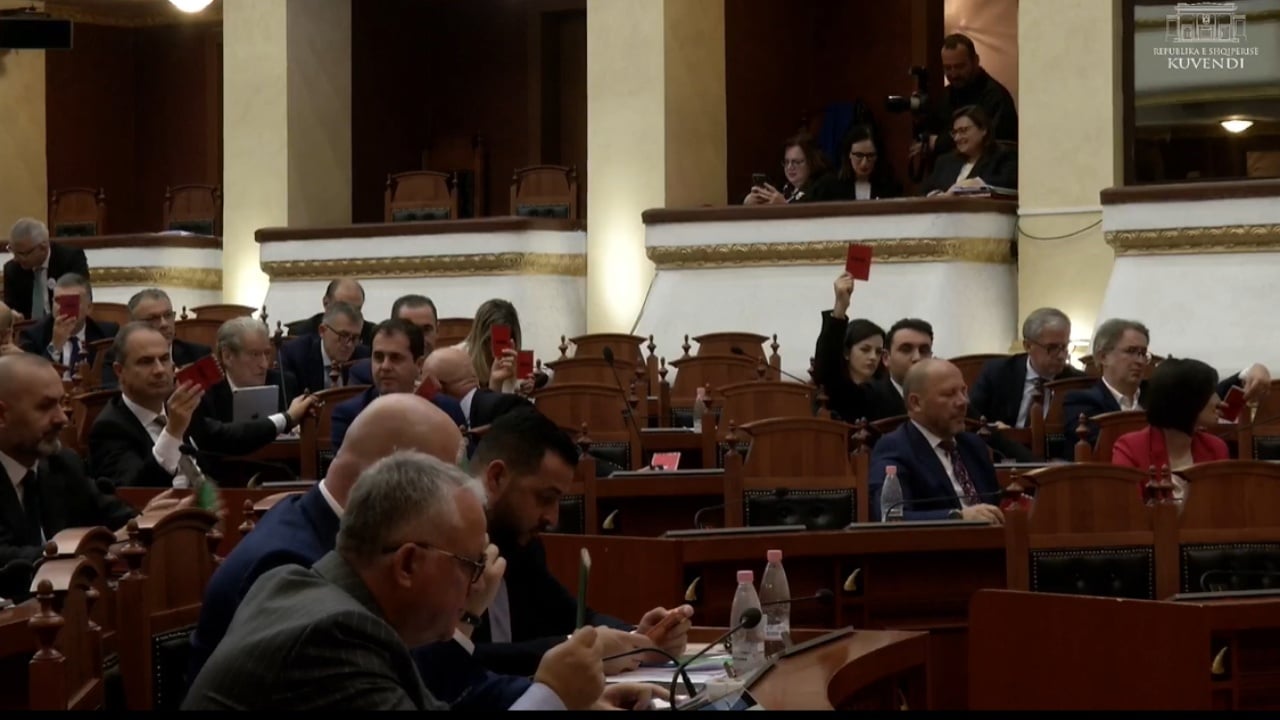bojkot-i-perkohshem-i-grupit-parlamentar-te-pd-ne-kuvend-duke-u-nisur-nga-e-hena-zbulohet-mesazhi-i-gaz-bardhit-per-deputetet-demokrate