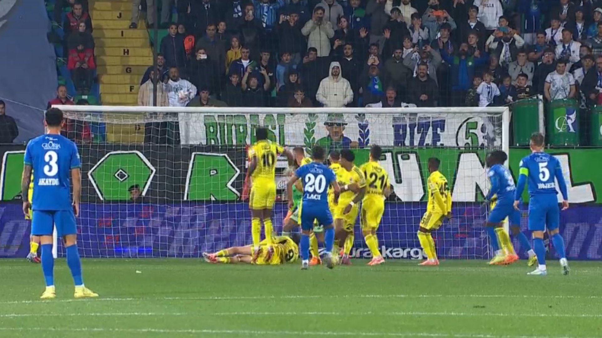 Qazim Laçi bën dhe zhbën shënon gol spektakolar me goditje dënimi e më pas  skuqet 