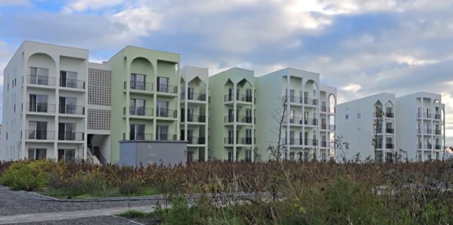 Lagjja e re në Spitallë ende e pabanueshme  996 apartamente do të strehojnë mbi 4 mijë të pastrehë nga tërmeti