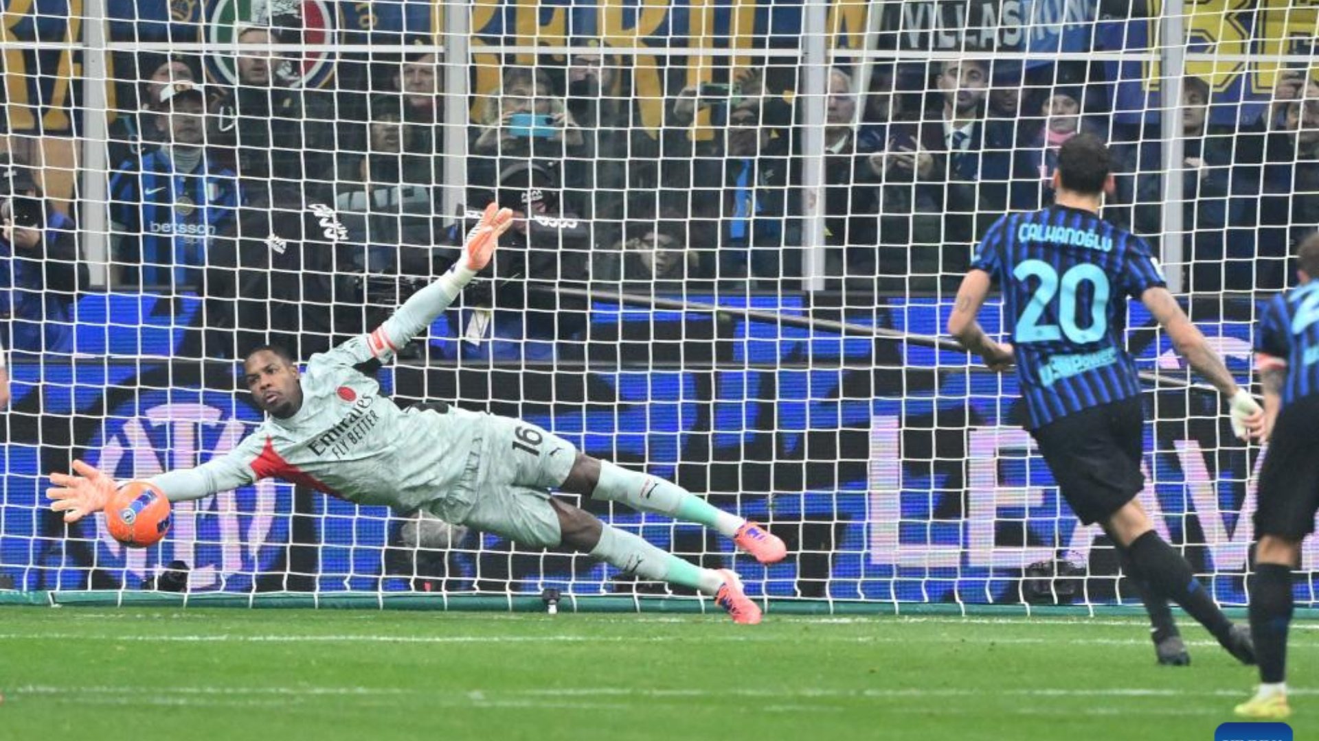 Maignan dhe mrekullia ndaj Calhanoglu  detaji që zbuloi lojën e mendjes së francezit